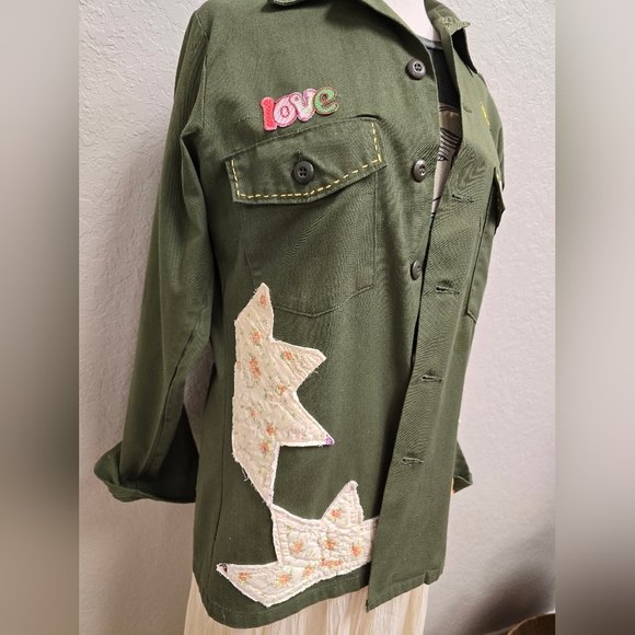 Upcycled Vintage Army Utility Jacket W Vintage Quilted Stars, Patches, Embroider - Picture 7 of 16